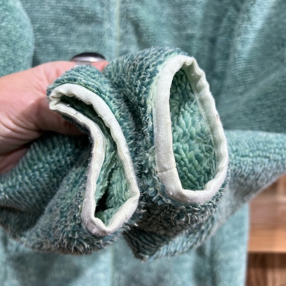 The North Face Osito Fleece Jacket — Cozy Plush Warmth in Sage Green, Size Small - Picture 5 of 11